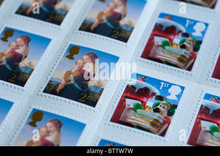 Première et deuxième classe Noël British Stamps. 1ère classe - Wallace et Gromit ; 2e classe - Vierge à l'Enfant - publié 2010. UK Banque D'Images