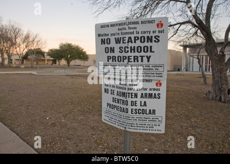 Inscrivez-vous en anglais et en espagnol à Lyndon Baines Johnson (LBJ) High School met en garde contre une interdiction contre les armes sur le terrain de l'école Banque D'Images