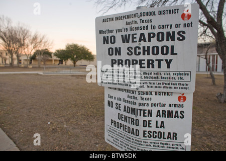 Inscrivez-vous en anglais et en espagnol à Lyndon Baines Johnson (LBJ) High School met en garde contre une interdiction contre les armes sur le terrain de l'école Banque D'Images