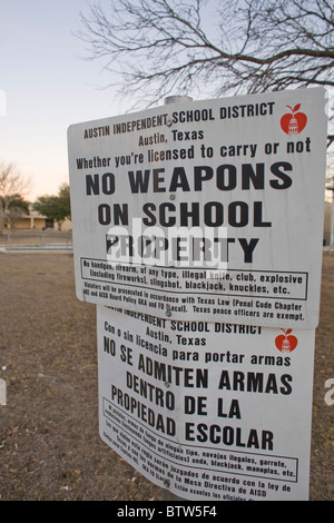 Inscrivez-vous en anglais et en espagnol à Lyndon Baines Johnson (LBJ) High School met en garde contre une interdiction contre les armes sur le terrain de l'école Banque D'Images