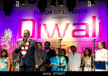 Haut Commissaire de l'Inde pour le Royaume-Uni s'adresse à la foule au début de la Diwali Festival à Trafalgar Square, Londres. Banque D'Images