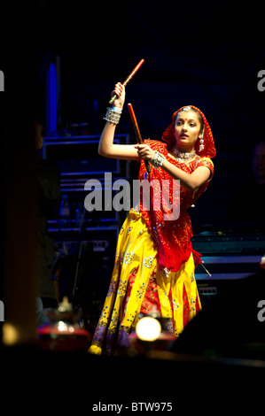 Danse traditionnelle indienne au Diwali Festival tenu à Trafalgar Square, Londres. Connue sous le nom de Fête des Lumières. Banque D'Images