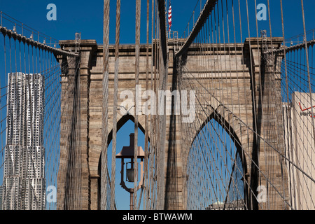 New York par Gehry et pont de Brooklyn, NYC Banque D'Images