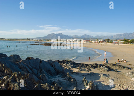 Une vue de Gordon's Bay Beach sur la péninsule du Cap, Afrique du Sud Banque D'Images