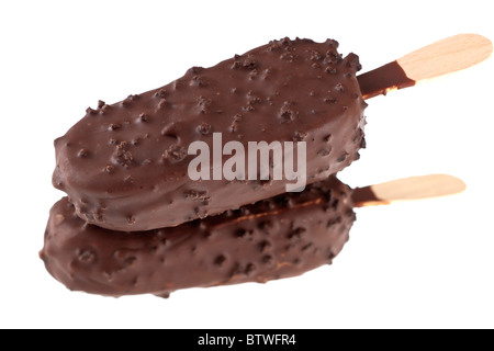 Deux biscuits de chocolat noir avec la crème glacée glacés sur des bâtons Banque D'Images