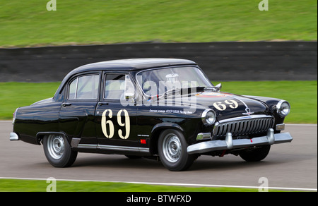 Gaz 1958 Volga M21 avec chauffeur Paul Radisich durant la course pour le Trophée St Marys au Goodwood Revival 2010, Sussex, England, UK Banque D'Images