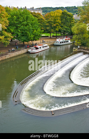 Au fil de l'eau blanche à Weir River Avon à Bath Somerset England UK UE Banque D'Images