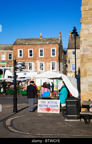 Royal British Legion Poppy ventes au marché Richmond North Yorkshire Angleterre Banque D'Images