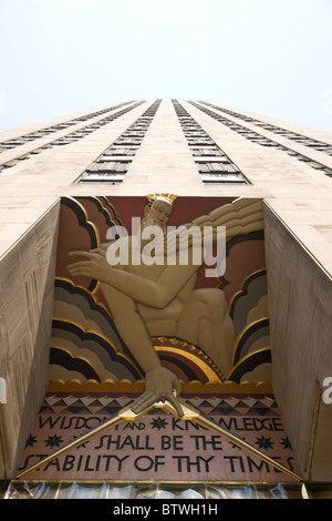 GE Building au Rockefeller Center avec le slogan : "La sagesse et la connaissance sont la stabilité de ton temps" Banque D'Images