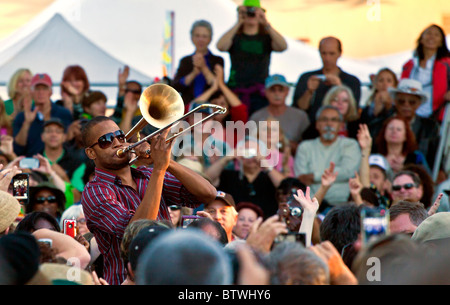 TROY ANDREWS savent que le Trombone Shorty effectue avec son groupe sur la scène de jardin - 2010 Festival de jazz de Monterey, Californie Banque D'Images