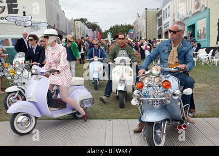 Mods sur les scooters au Vintage à Goodwood Festival, Angleterre, Royaume-Uni. Photo:Jeff Gilbert Banque D'Images