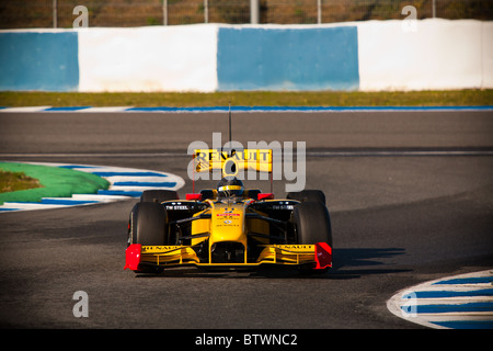 Robert Kubica au Jerez 2010 pratique dans sa RENAULT, voiture de Formule 1, dans la chicane. Banque D'Images