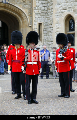 Les gardes QUEENS BEARSKIN HAT TOUR DE LONDRES ANGLETERRE LONDRES ANGLETERRE TOUR DE LONDRES ANGLETERRE 19 Mai 2010 Banque D'Images