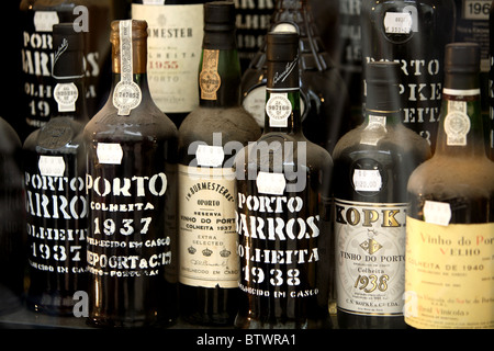 Du port de bouteilles vintage à vendre Lisbonne Portugal Banque D'Images