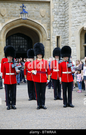 Les gardes QUEENS BEARSKIN HAT TOUR DE LONDRES ANGLETERRE LONDRES ANGLETERRE TOUR DE LONDRES ANGLETERRE 19 Mai 2010 Banque D'Images