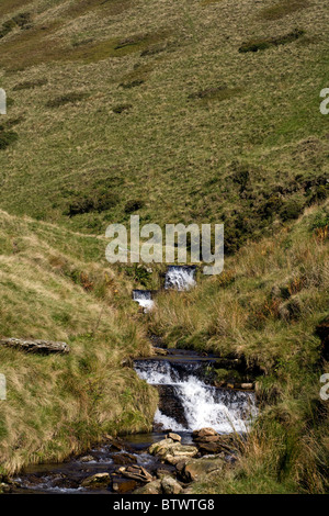 La rivière qui coule vers le bas à partir de la Noe Edale tête à l'échelle de Jacob Kinder Scout Parc national de Peak District Edale Derbyshire en Angleterre Banque D'Images