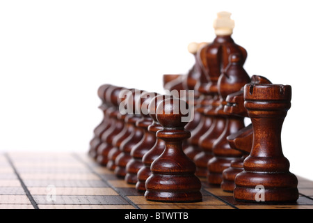 Pièces des échecs en bois sur un échiquier prêt à la bataille. Isolé sur blanc, DOF peu profondes Banque D'Images