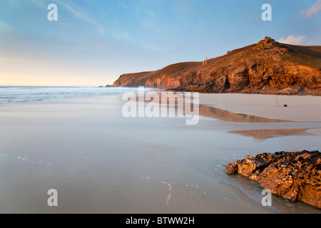 Porth chapelle ; coucher du soleil ; à la recherche vers une papule Coates engine house ; Cornwall Banque D'Images