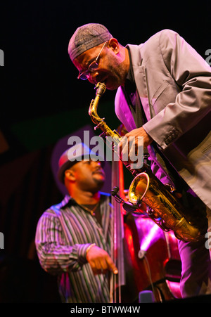 CHRISTIAN MCBRIDE joue base et Kenny Garrett au saxophone avec CHICK COREA - Festival de jazz de Monterey, Californie Banque D'Images