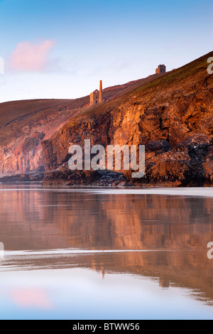 Porth chapelle ; coucher du soleil ; à la recherche vers une papule Coates engine house ; Cornwall Banque D'Images