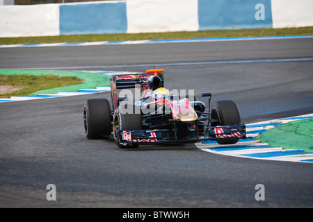 S. Buemi à Jerez 2010 la pratique dans sa Toro Rosso, voiture de Formule 1, laissant la chicane. Banque D'Images