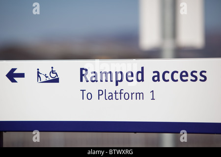 La gare la plus moderne pour les panneaux d'accès accéléré pour les poussettes et pour les personnes handicapées Banque D'Images