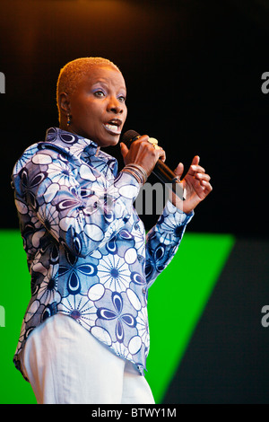 Angélique Kidjo chante sur la Jimmy Lyons étape - 2010 Festival de jazz de Monterey, Californie Banque D'Images