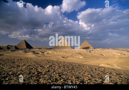 Vue de la pyramide de Khephren, la pyramide de Mykérinos et la grande pyramide de Gizeh, Le Caire, pyramides de Giza, Egypte. Banque D'Images