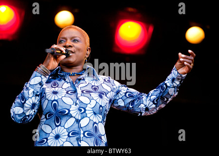 Angélique Kidjo chante sur la Jimmy Lyons étape - 2010 Festival de jazz de Monterey, CALIFORINA Banque D'Images