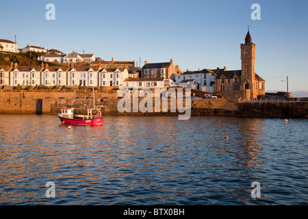 Port de Porthleven et tour de l'horloge ; Cornwall Banque D'Images