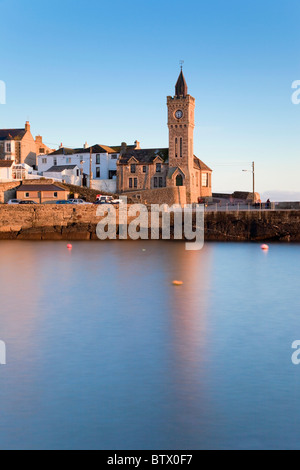 Port de Porthleven et tour de l'horloge ; Cornwall Banque D'Images