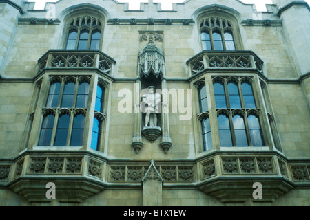 Lit à baldaquin statue du roi Henry VI sur la façade de Kings College, Cambridge, Cambridgeshire, Angleterre, RU Banque D'Images