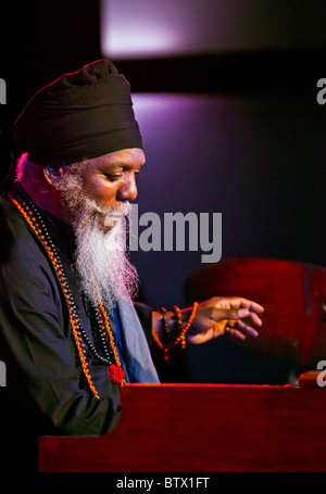 DR. LONNIE SMITH et son trio effectuer dans le Night Club - 2010 Festival de jazz de Monterey, Californie Banque D'Images