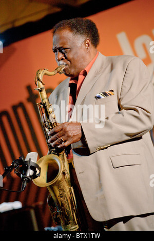 HOUSTON PERSONNE joue du saxophone pour KIM NALEMENT sur le jardin étape - 2010 Festival de jazz de Monterey, Californie Banque D'Images