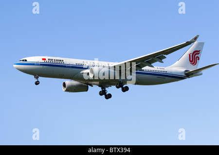 Airbus A330 exploité par Air China en approche pour l'atterrissage à l'aéroport Heathrow de Londres Banque D'Images