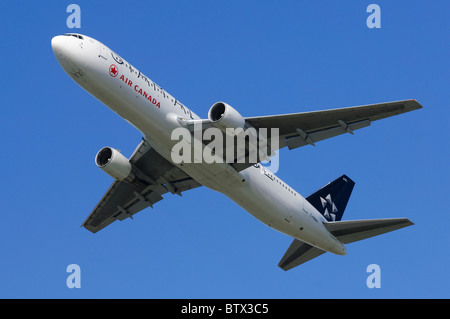 Boeing 767 exploité par Air Canada en sortir après avoir décollé de l'aéroport London Heathrow Banque D'Images