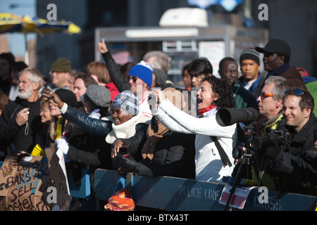 Fans applaudir les coureurs près de Flatbush Avenue et 4th Avenue au cours du Marathon de New York en 2010. Banque D'Images