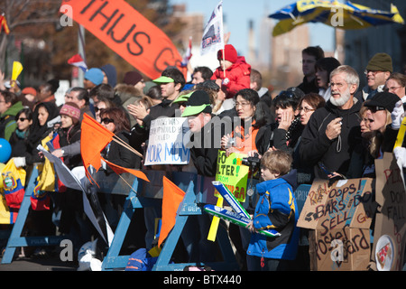 Fans applaudir les coureurs près de Flatbush Avenue et 4th Avenue au cours du Marathon de New York en 2010. Banque D'Images