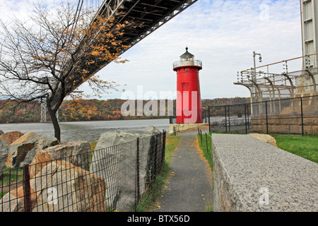 Le petit phare rouge sur la rivière Hudson à New York sous le côté du pont George Washington Banque D'Images