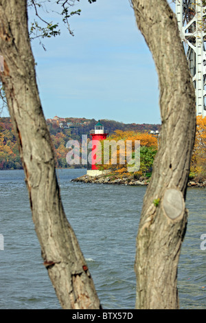 Le petit phare rouge dans le New York du George Washington Bridge Banque D'Images