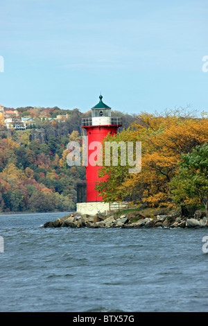 Le petit phare rouge dans le New York du George Washington Bridge Banque D'Images