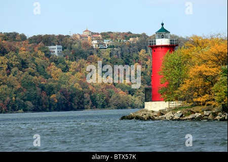 Le petit phare rouge dans le New York du George Washington Bridge Banque D'Images