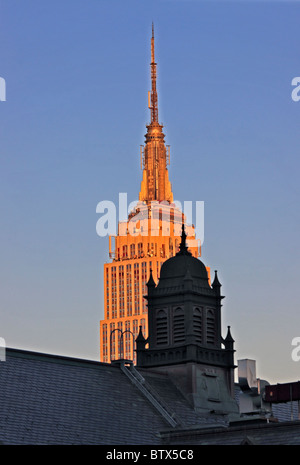 Fin d'après-midi hits haut de l'Empire State Building, New York City Banque D'Images