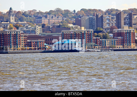 Avis de Yonkers, NY waterfront jetée municipale avec Banque D'Images