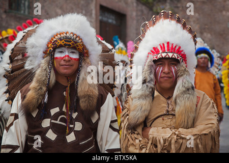 Les troupes de danse autochtones de tout le Mexique célébrer de San Miguel Arcangel, le saint patron de San Miguel de Allende en Octobre Banque D'Images