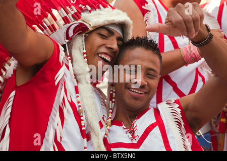 Les troupes de danse autochtones de tout le Mexique célébrer de San Miguel Arcangel, le saint patron de San Miguel de Allende en Octobre Banque D'Images