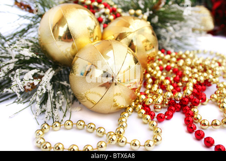 Boules de Noël et guirlandes jaunes sur fond blanc. Banque D'Images