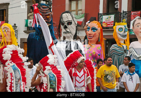 Les troupes de danse autochtones de tout le Mexique célébrer de San Miguel Arcangel, le saint patron de San Miguel de Allende en Octobre Banque D'Images