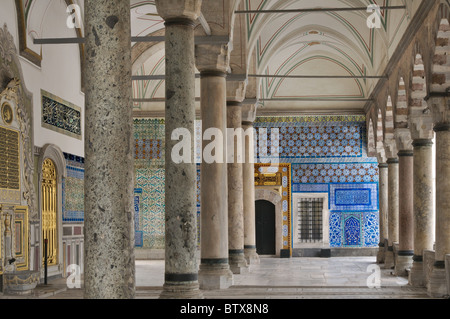 Puits dans l'arcade de l'Iftariye, pavillon de style baroque ottoman, la circoncision Prix, le palais de Topkapi, Istanbul, Turquie Banque D'Images