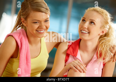 Portrait de deux jolies filles au cours de l'entraînement en salle de sport Banque D'Images